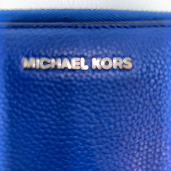 Michael Kors Blue Jet Set Large Pebbled Leather Smartphone Wallet - Picture 2 of 10